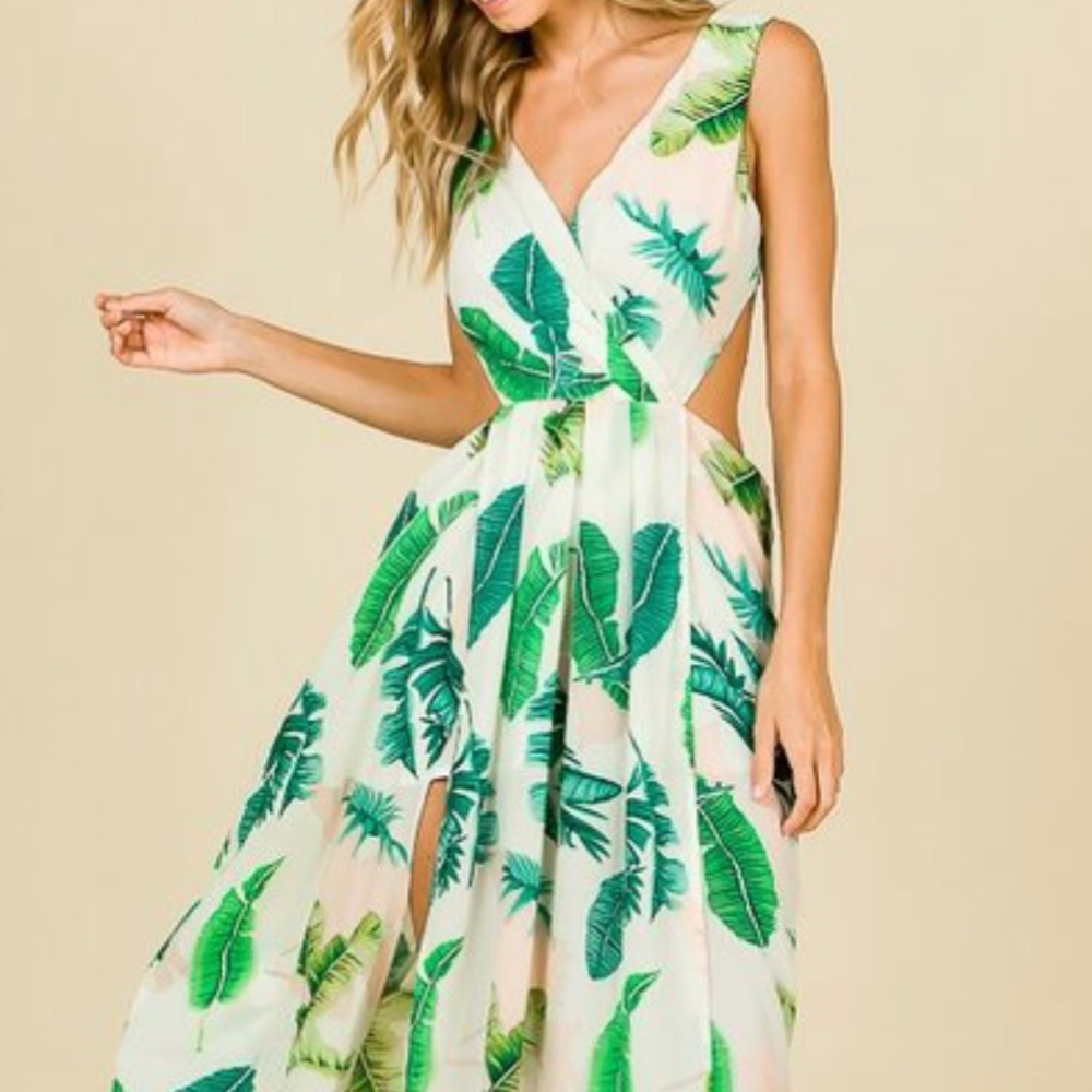 1 left! PALM LEAF PRINT OPEN PLUNGED MAXI ROMPER - Picture 6 of 8